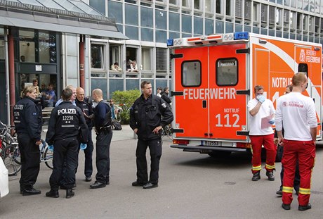Policie a zdravotníci ped budovou úadu v Berlín, odkud odvezli enu s...