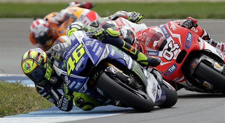 Momentka ze závodu MotoGP. Vlevo na snímku je Ital Valentino Rossi.