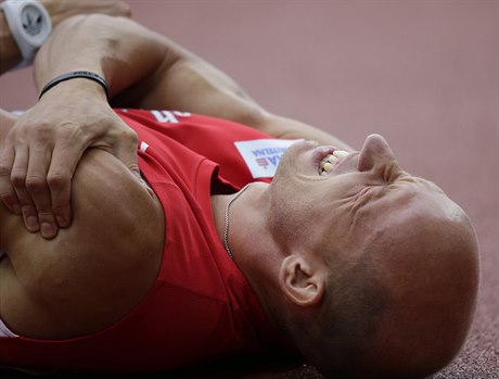 Bolestivá grimasa Čecha Petra Svobody během závodu 110 metrů překážek.