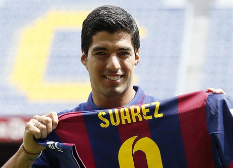 Luis Suárez poprvé s dresem Barcelony.