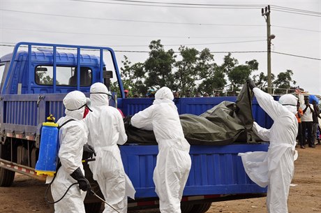 S těly lidí, jež zahubila ebola, je nutné manipulovat s nejvyšší opatrností....