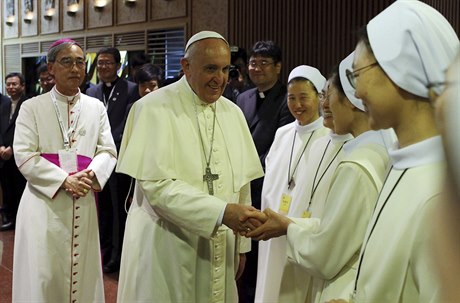 Pape Frantiek se vítá s jihokorejskými jeptikami.