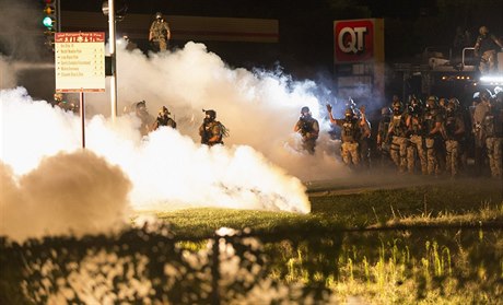 Poádková policie v Missouri zasahuje proti demonstrantm.