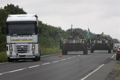 Jednotky ukrajinské armády projídjí Donckou oblastí.