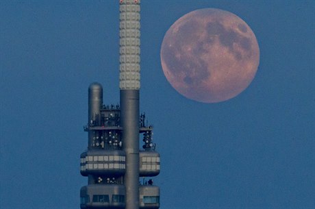 Úplnk vedle ikovského televizního vysílae v Praze.