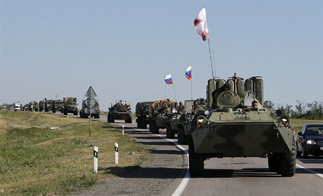 Ruské obrněné transportéry v Rostovské oblasti poblíž ukrajinských hranic.