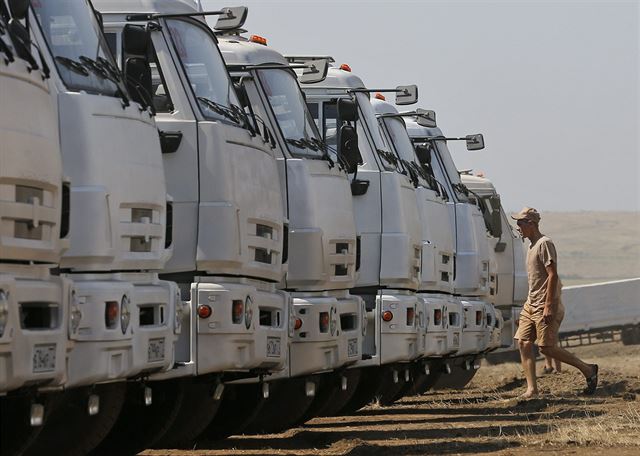 Ruský konvoj dorazil k ukrajinským hranicím.