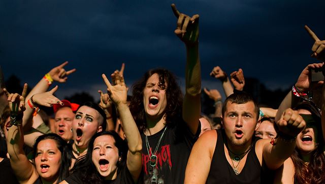 Fanou�ci zvedající ruce s klasickým metalovým �parohá�em� - Ilustra�ní foto.