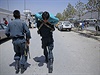 Sebevraedný útok v Afghánistánu, srpen 2014 - afghánský policista odnáí...