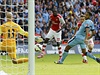 Aaron Ramsey (uprosted) stílí gól do sít Manchesteru City.