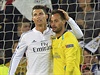 Stelec Realu Madrid Cristiano Ronaldo s brankáem Sevilly Betem.