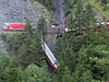 Jeden z vagon vlaku smujícího do výcarského Churu se nedaleko Tiefencastelu...
