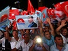 Erdoganovi stoupenci oslavují jeho volební triumf.