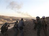 Kurdské jednotky pemerg zaujímají pozice v boji s ozbrojenci z Islámského...