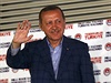 Erdogan zdraví své pívrence.