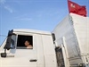 Jedno z tém tí stovek ruských nákladních aut, je vezou na východ Ukrajiny...