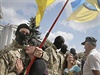 Písluníci ukrajinského dobrovolnického praporu Azov se louí se svými...