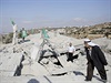 Palestinci stojí na troskách domu Ámir abú Áiy, jeho Izrael pokládá za...
