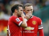 Juan Mata (vlevo) a Wayne Rooney z Manchesteru United se radí ped volným...