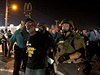 Policie zatýká demonstranty ve Fergusonu