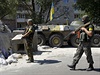 Ukrajintí vojáci hlídají checkpoint v Doncké oblasti.