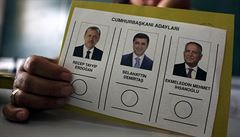 Volební lístek a ti kandidáti na prezidenta: Erdogan, Demirtas and Ishanoglu.