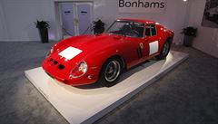 Ferrari 250 GTO Berlinetta z roku 1962-63 je vystaveno v aukní síni v Carmel,...