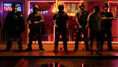 Americk Ferguson ochromily nov protesty, policie zatkala