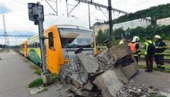 Osobní vlak vykolejil na nádraží Praha-Smíchov, tři lidé jsou zraněni