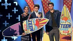 Shailene Woodley, Nat Wolff a Ansel Elgort p�i p�ebírání Teen Choice Award za...