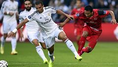 Pepe (vlevo) z Realu Madrid a Carlos Bacca.