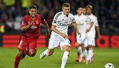 Toni Kroos (vpravo) sprintuje za míem. Stíhá ho Daniel Carrico.