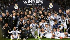 Fotbalisté Realu Madrid s trofejí.