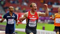 Momentka ze závodu 110 metr pekáek. Na snímku Abele z Nmecka.