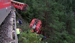 Ve vcarsku vykolejil vlak, padajc vagn s lidmi zastavily nad propast stromy