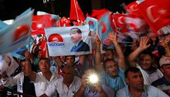 Erdoganovi stoupenci oslavují jeho volební triumf.
