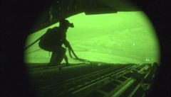 Kamera s no�ním vid�ním zachytila shazování humanitární pomoci uprchlík�m z...