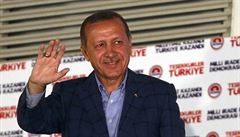 Erdogan zdraví své p�ívr�ence.
