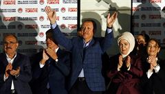Oslava úsp�chu. Recep Tayyip Erdogan se spolu s man�elkou Ermine (t�etí zprava)...
