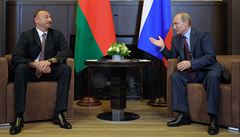 Ruský prezident Vladimir Putin (vpravo) se svým ázerbajdžánským protějškem...