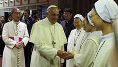 Pape Frantiek se vítá s jihokorejskými jeptikami.
