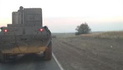 Ruská obrnná vozidla u hranic s Ukrajinou objektivem reportéra Guardianu.