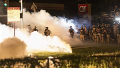 Poádková policie v Missouri zasahuje proti demonstrantm.