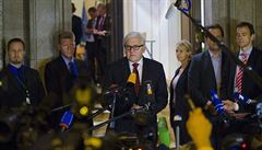 N�mecký ministr zahrani�í Frank-Walter Steinmeier (uprost�ed) oznamuje...
