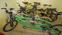 Man�elé �vakovi z �eských Bud�jovic vyrábí a prodávají dvojkola.