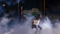 Policie ve Fergusonu nasadila slzn plyn, zatkla 31 demonstrant 