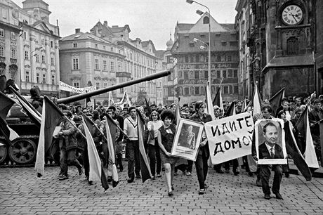 Srpen 1968. Lidé na Staromstském námstí protestují proti invazi voják...