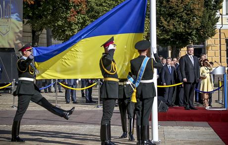 Ukrajinská vlajka na státní pehlídce.