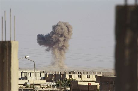 Syrsk armda bombarduje pozice Islmskho sttu.