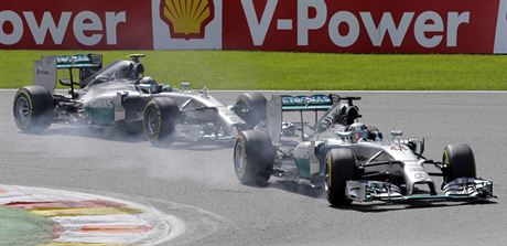 V ELE. Piloti mercedesu Lewis Hamilton a Nico Rosberg ve Velké cen Belgie...